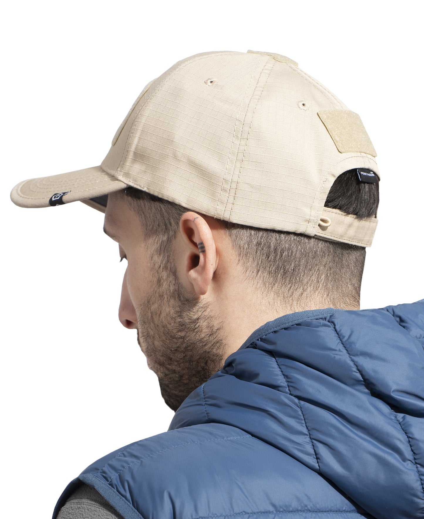 menschlicher Kopf mit einem Pentagon Tactical 2.0 Baseball Cap Rip-Stop in der Farbe Khaki von Hinten